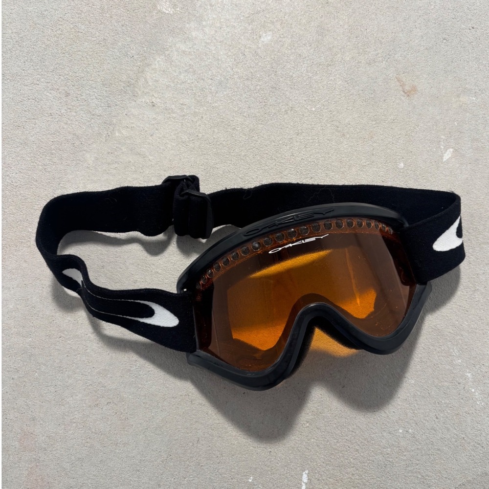 Oakley Snow Goggles Black Frame Orange Amber Lens Ski Snowboard Adjustable Strap